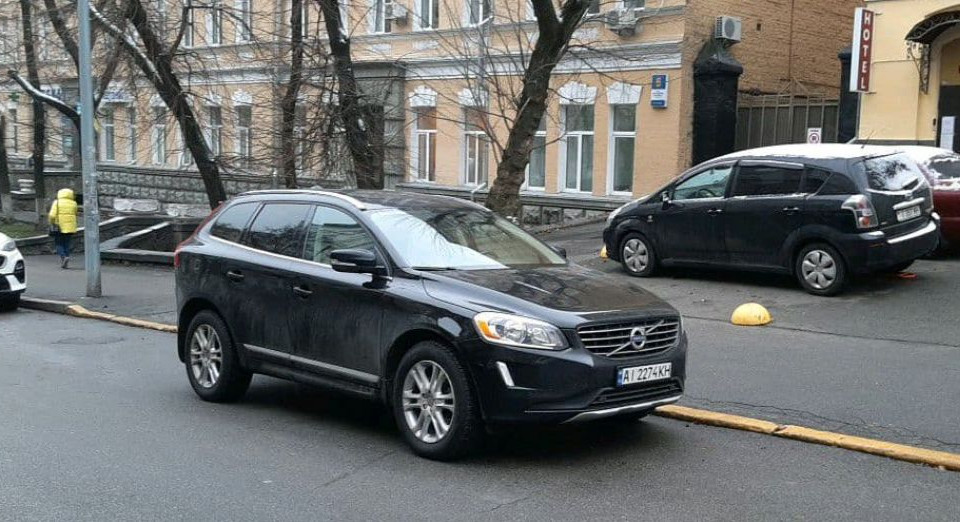 В Киеве «герои парковки» заблокировали пожарную часть, фото