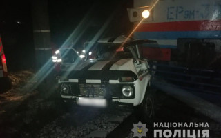 В Киевской области легковушка столкнулась с электричкой: водитель был «под градусом»