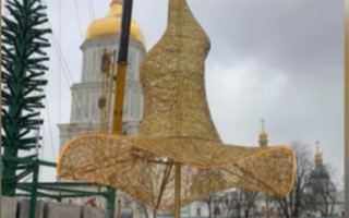 Елка в шляпе: в Киеве впервые поставили искусственную елку и без звезды, видео