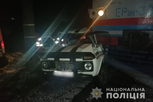 В Киевской области легковушка столкнулась с электричкой: водитель был «под градусом»