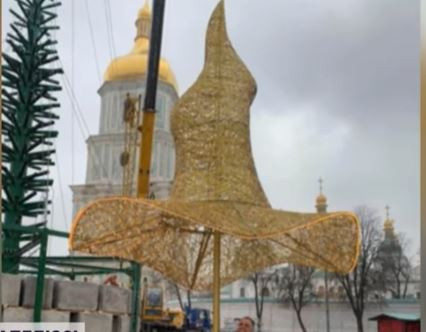 Елка в шляпе: в Киеве впервые поставили искусственную елку и без звезды, видео