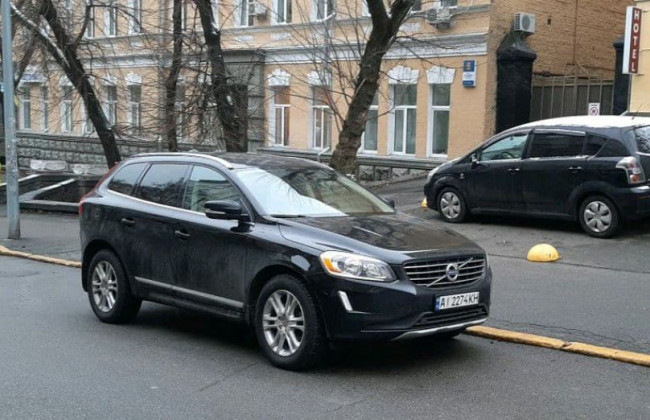 В Киеве «герои парковки» заблокировали пожарную часть, фото