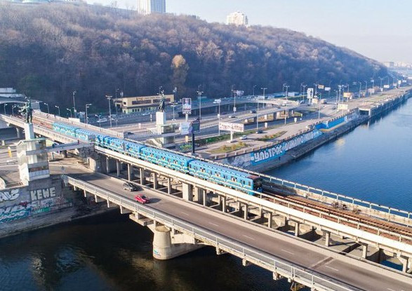 В Киеве ограничили движение на двух ключевых мостах