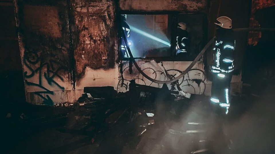 В Киеве спасатели за ночь дважды тушили металлические киоски
