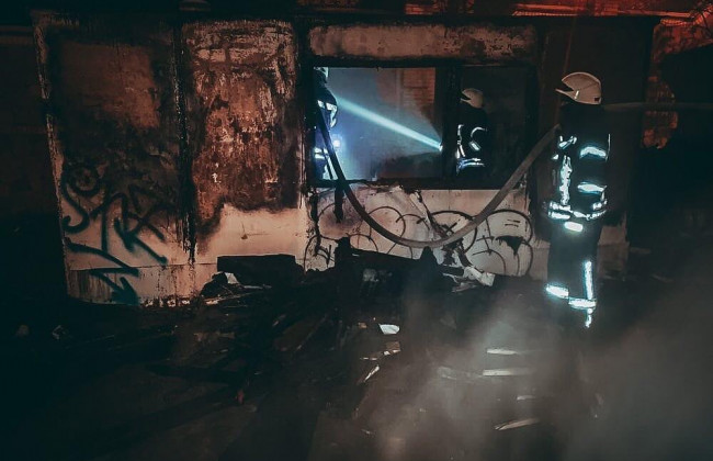 В Киеве спасатели за ночь дважды тушили металлические киоски
