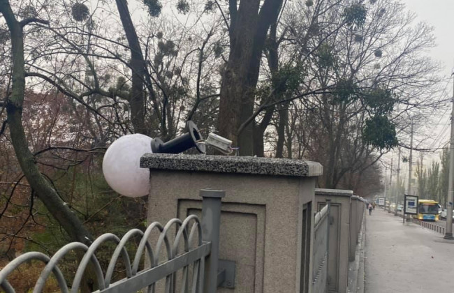 В центре Киева вандалы разбили светильники: фото
