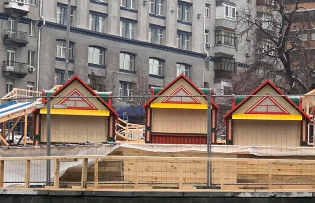 Для киян облаштовують «Містечко зимових розваг» біля Палацу «Україна»: фото