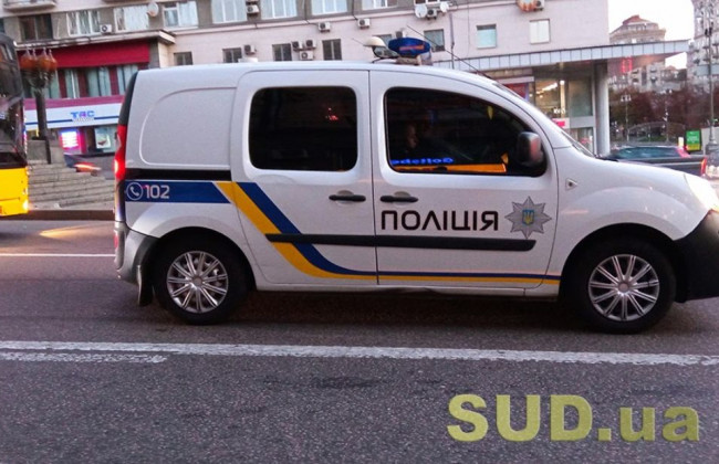 В Киеве мужчина избил сотрудницу полиции