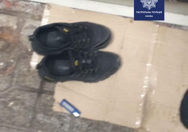 Забрали телефон и кроссовки: в Киеве поймали грабителей, фото