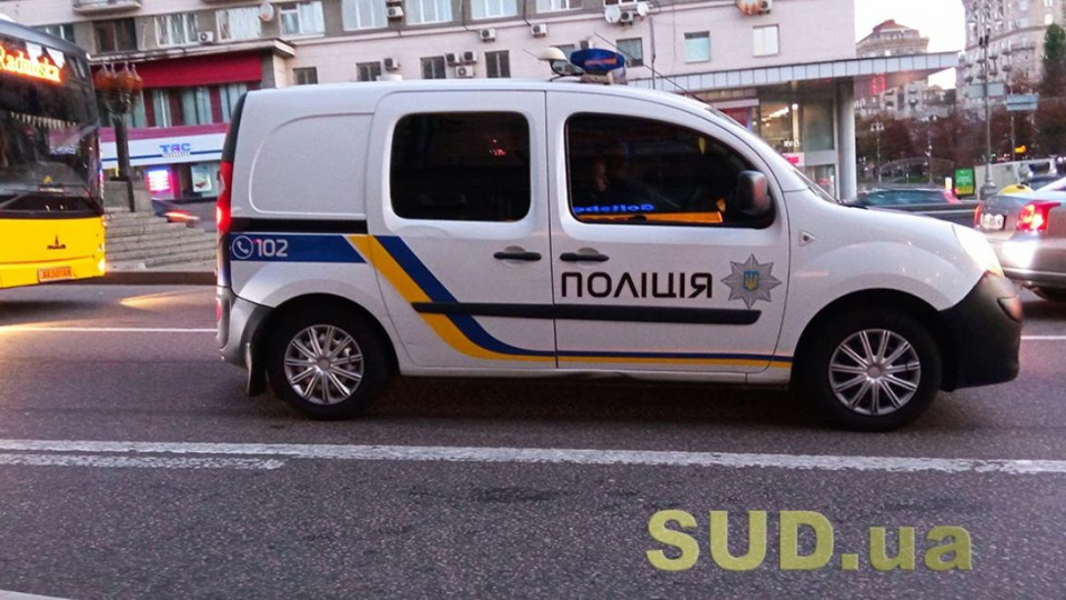 В Киеве мужчина избил сотрудницу полиции
