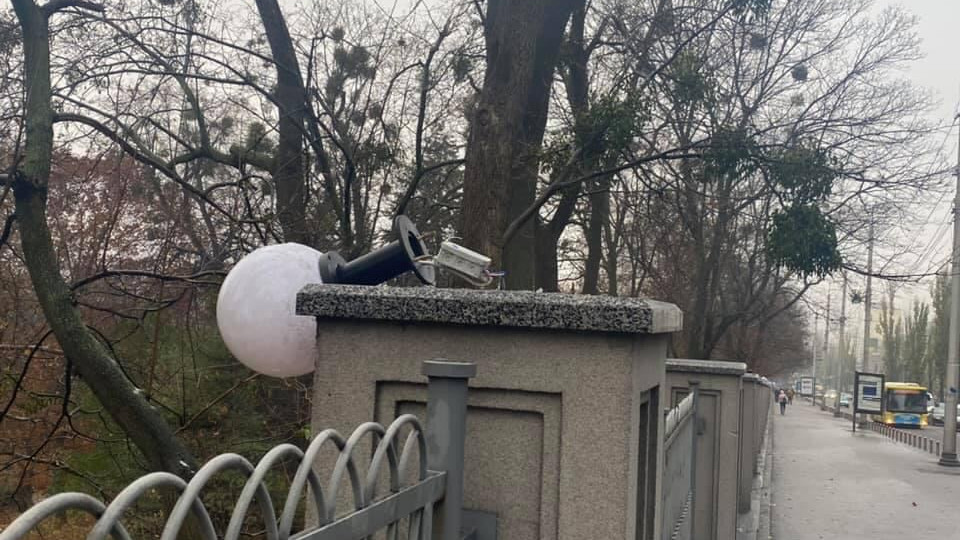 В центре Киева вандалы разбили светильники: фото
