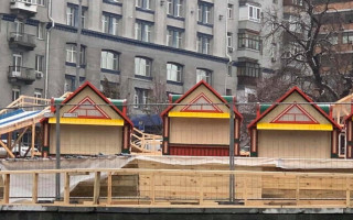 Для киян облаштовують «Містечко зимових розваг» біля Палацу «Україна»: фото