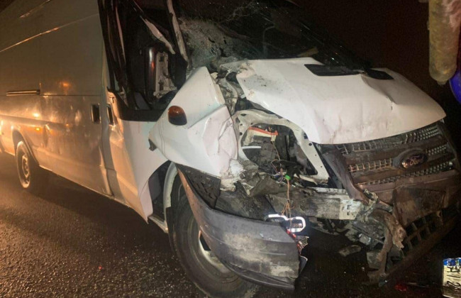 В Киеве микроавтобус влетел в бетономешалку: подробности ДТП, фото