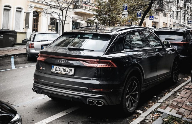 В Украине заметили дорогой кроссовер с необычным номером