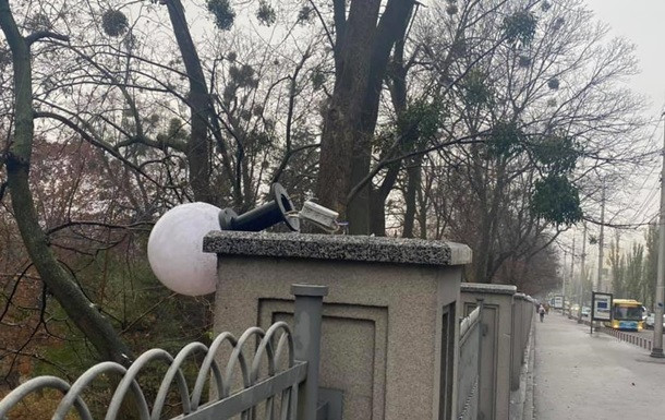 В Киеве дерзкие вандалы разбили светильники, фото