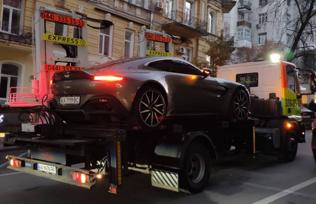 В Киеве «герой парковки» оставил дорогой спорткар на велодорожке