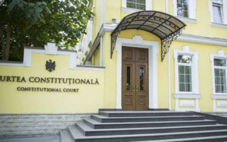 Конституционный суд Молдовы приостановил действие закона, которым урезаются полномочия президента