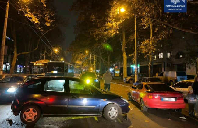 В Одессе произошло тройное ДТП из-за невнимательности водителя, фото