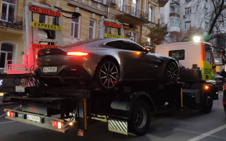 В Киеве «герой парковки» оставил дорогой спорткар на велодорожке