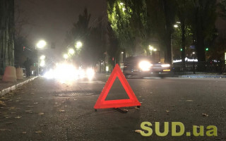 В Киеве бездомный пытался переползти дорогу и попал под машину