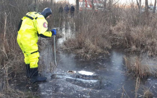 Жахлива знахідка: у Києві рятувальники дістали із водойми замерзле тіло чоловіка