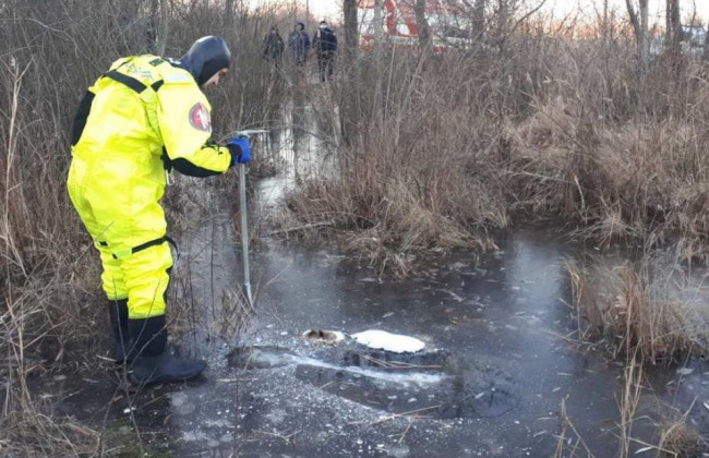 Жахлива знахідка: у Києві рятувальники дістали із водойми замерзле тіло чоловіка