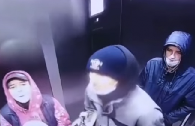 В Киеве подростки заплевали камеру наблюдения в лифте: вандалы «засветились» на видео
