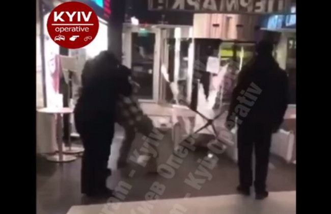 В киевском ТРЦ «Ocean Plaza» охрана устроила драку с посетителем без маски: видео