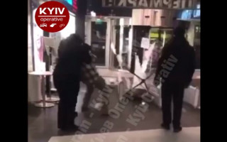 В киевском ТРЦ «Ocean Plaza» охрана устроила драку с посетителем без маски: видео