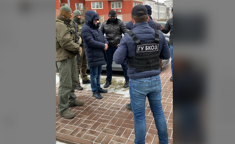 Хабар очільнику Держгеокадастру: викрито керівника теруправління відомства та його посередника