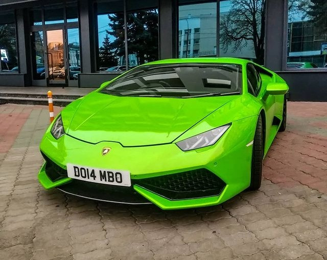 В Украине заметили яркий суперкар Lamborghini