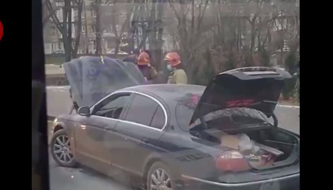 В Киеве на ходу вспыхнул элитный Jaguar, видео