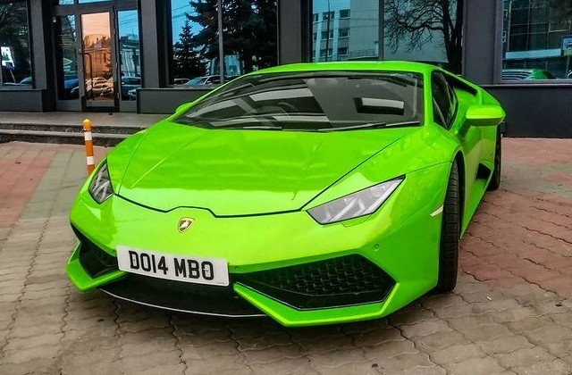 В Украине заметили яркий суперкар Lamborghini