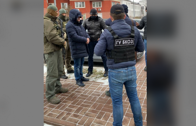 Хабар очільнику Держгеокадастру: викрито керівника теруправління відомства та його посередника