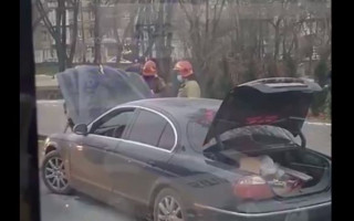 В Киеве на ходу вспыхнул элитный Jaguar, видео