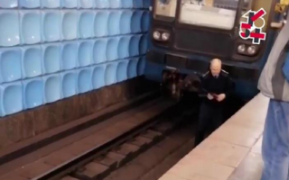 В Харькове в метро мужчина упал на рельсы