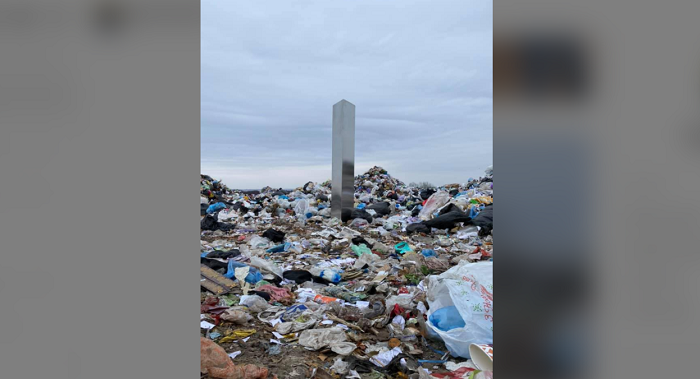 На сміттєзвалищі під Полтавою з'явився загадковий моноліт: фото