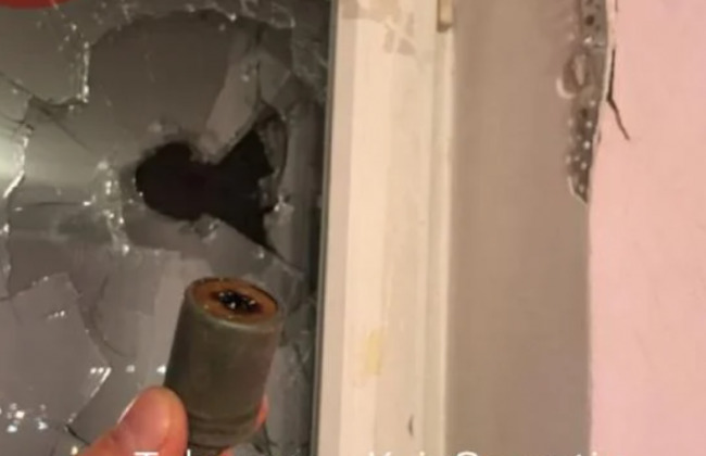 Під Києвом світло-шумова ракета влетіла у квартиру