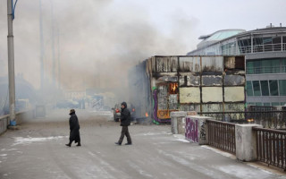 Центр Києва охопило густим димом через пожежу в павільйоні: фото