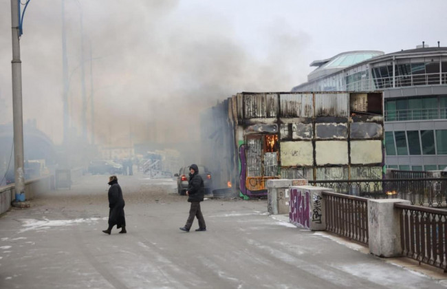 Центр Києва охопило густим димом через пожежу в павільйоні: фото