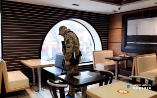 В Одессе мужчина угрожал взорвать гранату в McDonald’s