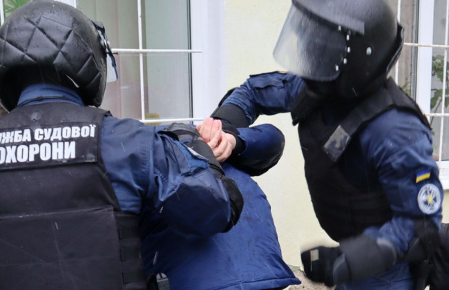 У Кам’янці-Подільському судові охоронці «рятували суддю»