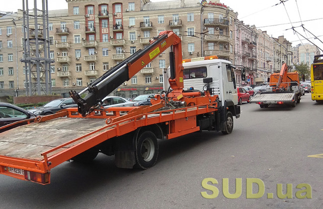 В Киеве герой-парковки спас свой автомобиль от эвакуатора, видео
