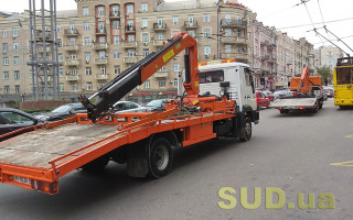 В Киеве герой-парковки спас свой автомобиль от эвакуатора, видео