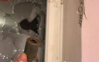 Під Києвом світло-шумова ракета влетіла у квартиру