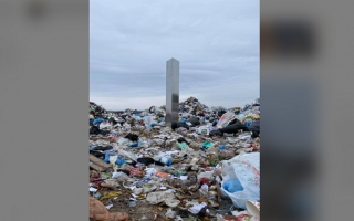 На сміттєзвалищі під Полтавою з'явився загадковий моноліт: фото