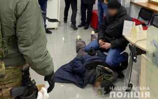 Угрожал подорвать здание: в Мариуполе мужчина захватил заложников в банке, видео