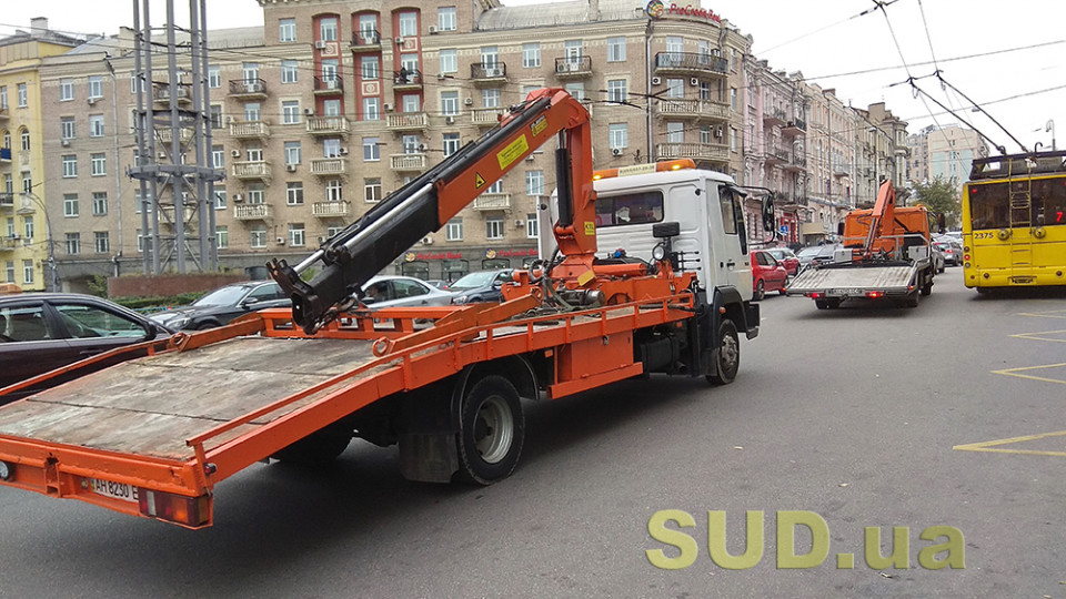 В Киеве герой-парковки спас свой автомобиль от эвакуатора, видео