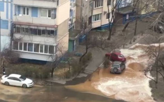 В Киеве прорвало трубу: двор затопило коричневой водой, видео