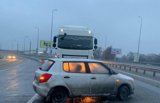 Дорога, как стекло: в Киевской области – антирекорд по количеству ДТП из-за непогоды, фото